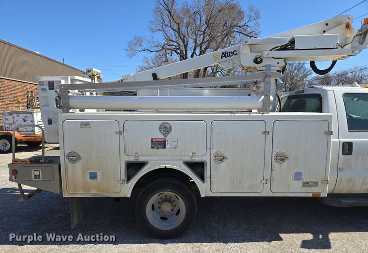 image for item EQ6819 2012 Ford F450 Super Duty bucket truck
