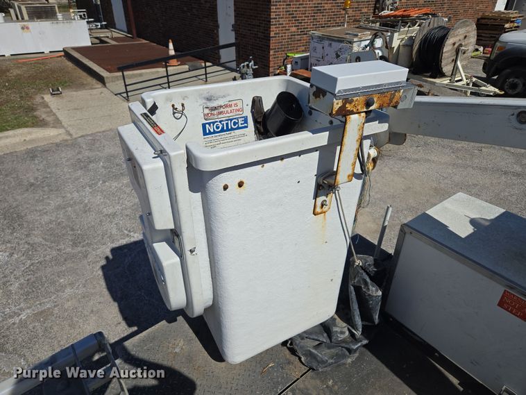 image for item EQ6819 2012 Ford F450 Super Duty bucket truck