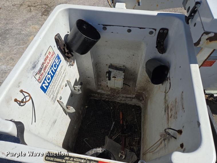 image for item EQ6819 2012 Ford F450 Super Duty bucket truck