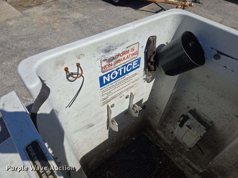 image for item EQ6819 2012 Ford F450 Super Duty bucket truck