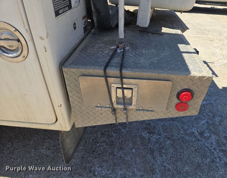 image for item EQ6819 2012 Ford F450 Super Duty bucket truck