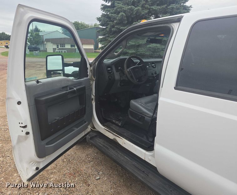 image for item ER5421 2013 Ford F350 Super Duty Crew Cab utility bed pickup truck