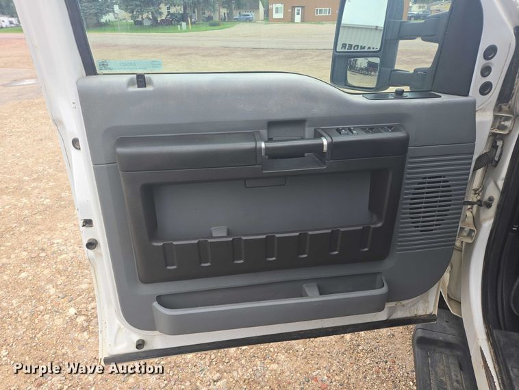image for item ER5421 2013 Ford F350 Super Duty Crew Cab utility bed pickup truck