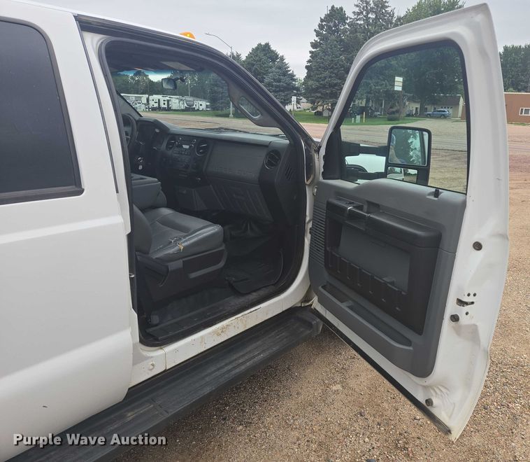 image for item ER5421 2013 Ford F350 Super Duty Crew Cab utility bed pickup truck
