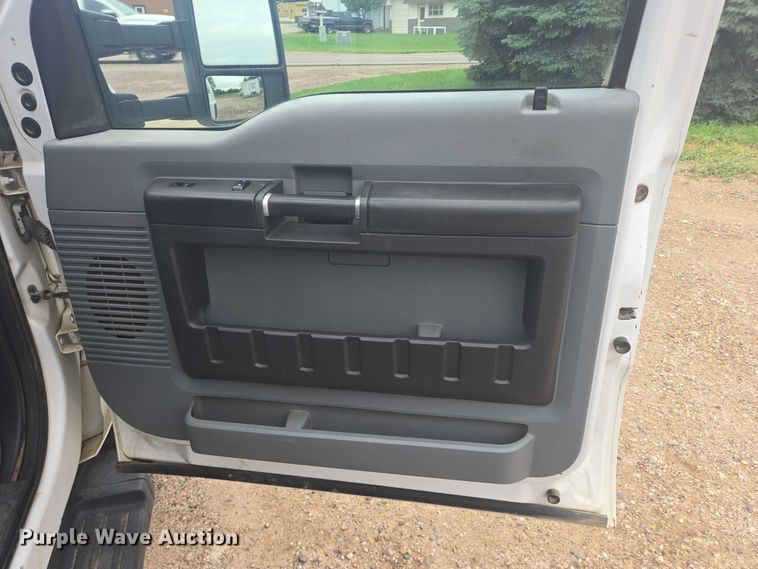 image for item ER5421 2013 Ford F350 Super Duty Crew Cab utility bed pickup truck