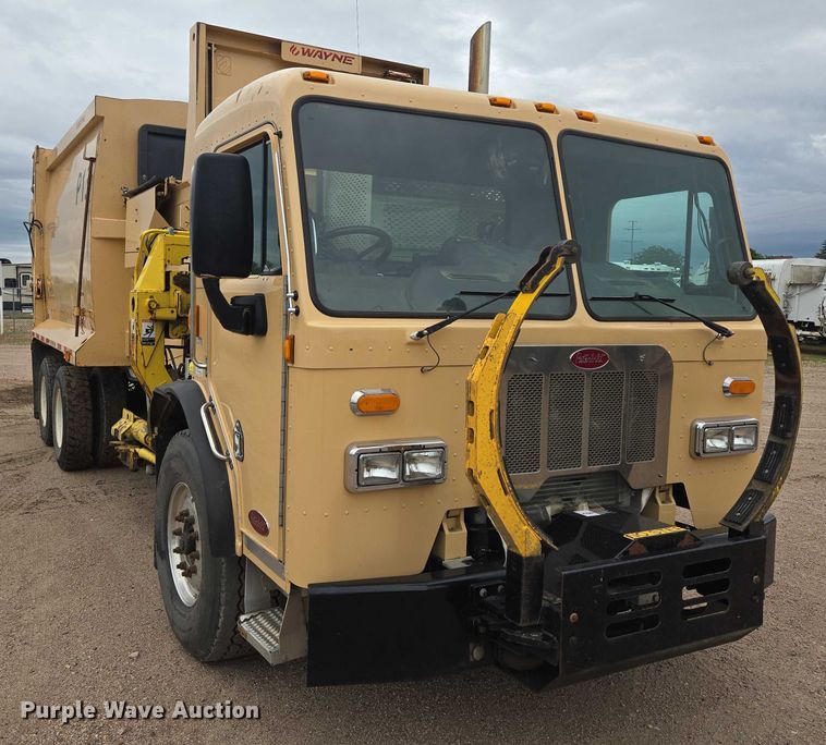 image for item ER5423 2014 Peterbilt 320 refuse truck