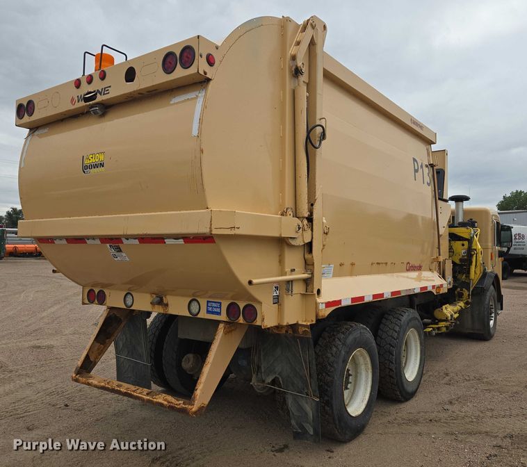 image for item ER5423 2014 Peterbilt 320 refuse truck