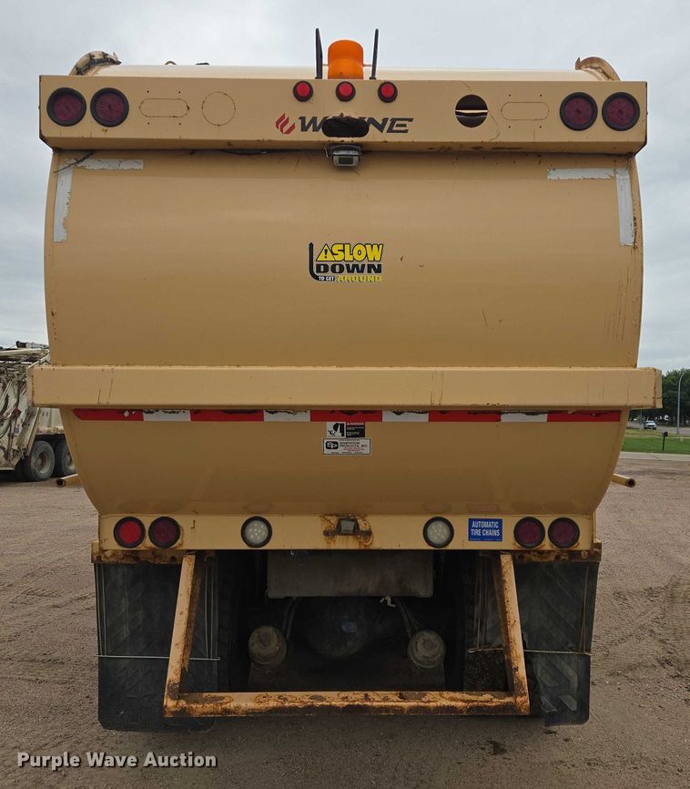 image for item ER5423 2014 Peterbilt 320 refuse truck