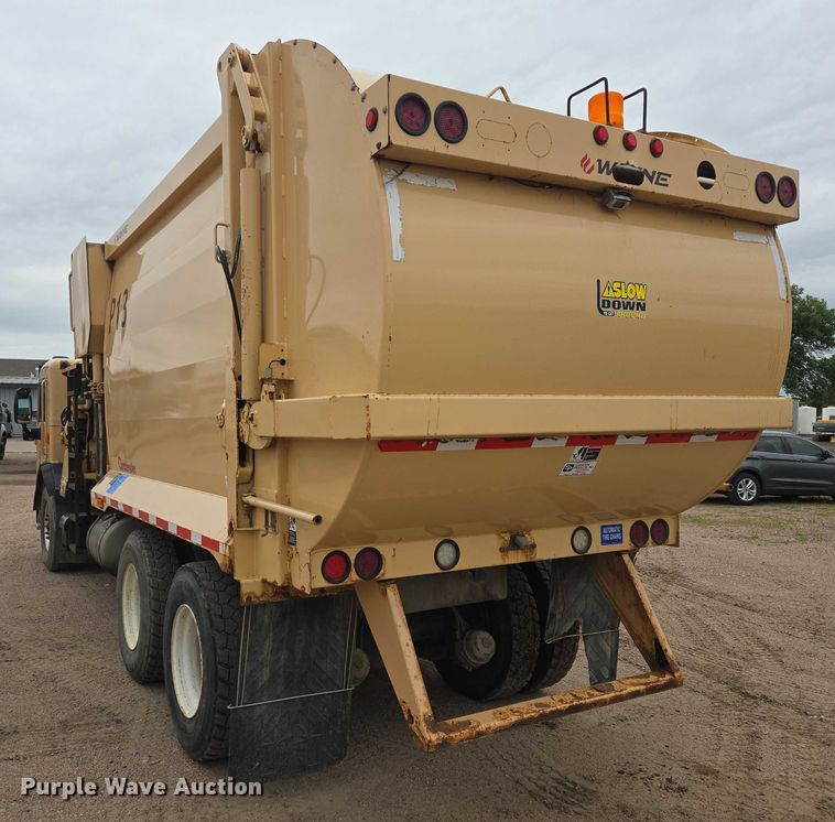 image for item ER5423 2014 Peterbilt 320 refuse truck