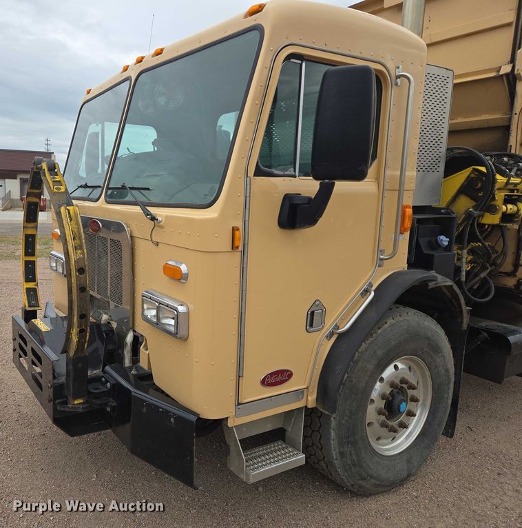 image for item ER5423 2014 Peterbilt 320 refuse truck