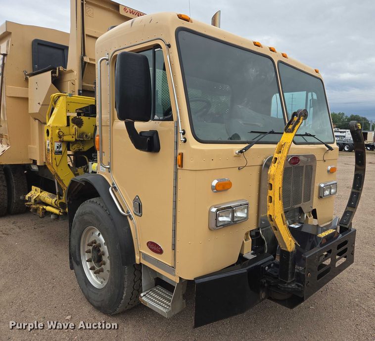image for item ER5423 2014 Peterbilt 320 refuse truck