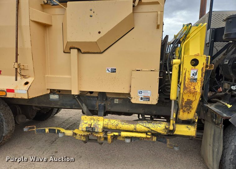 image for item ER5423 2014 Peterbilt 320 refuse truck