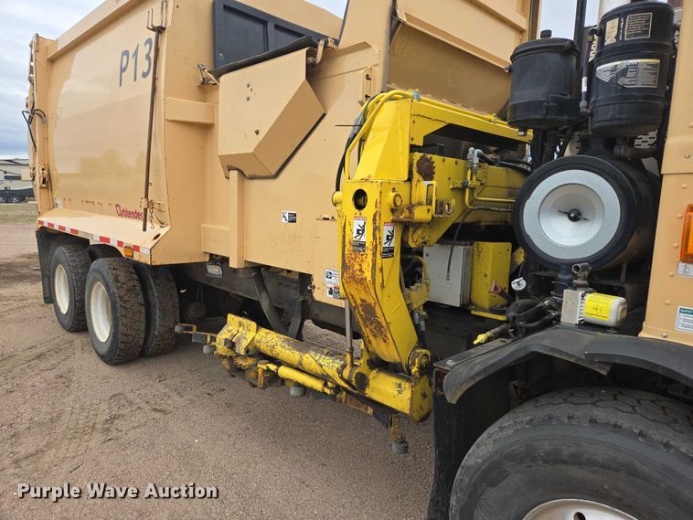 image for item ER5423 2014 Peterbilt 320 refuse truck