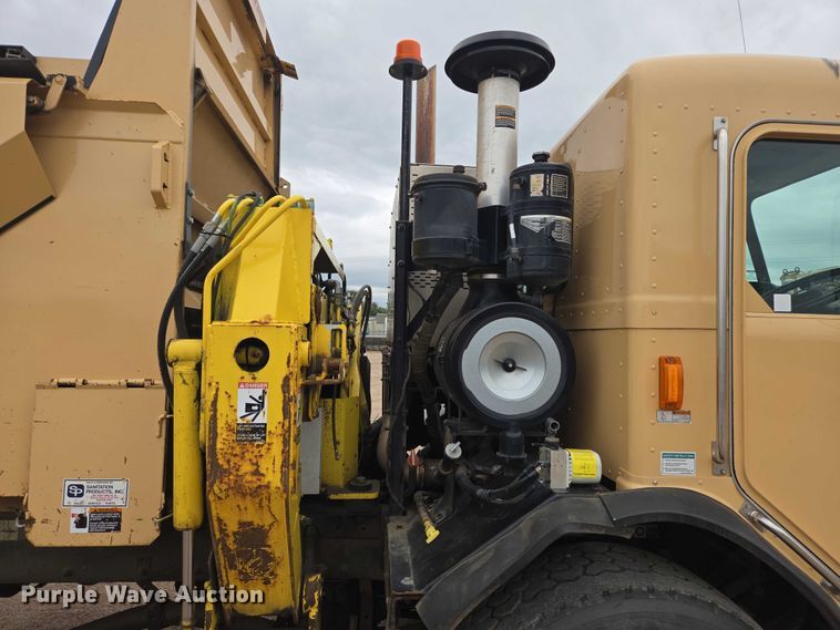 image for item ER5423 2014 Peterbilt 320 refuse truck