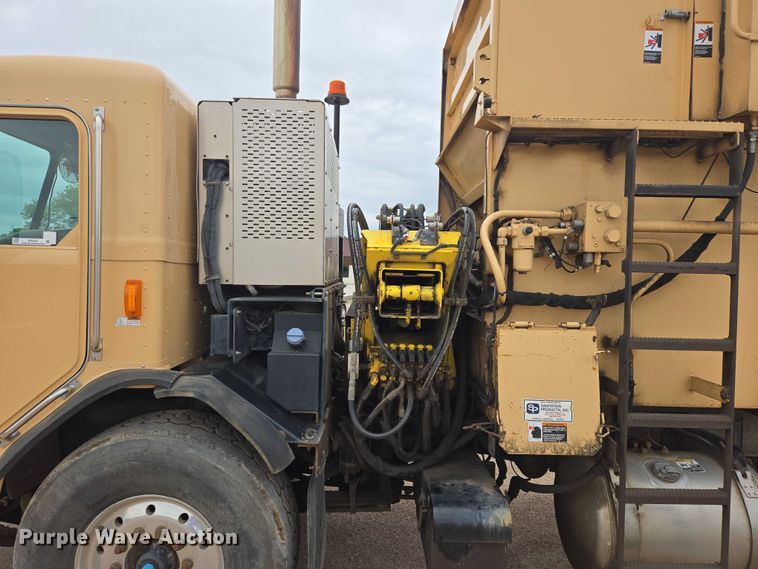 image for item ER5423 2014 Peterbilt 320 refuse truck