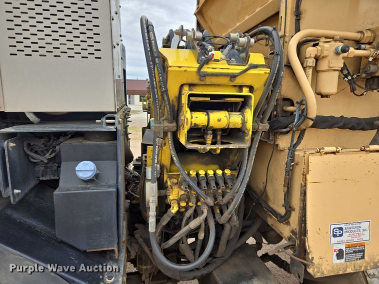 image for item ER5423 2014 Peterbilt 320 refuse truck