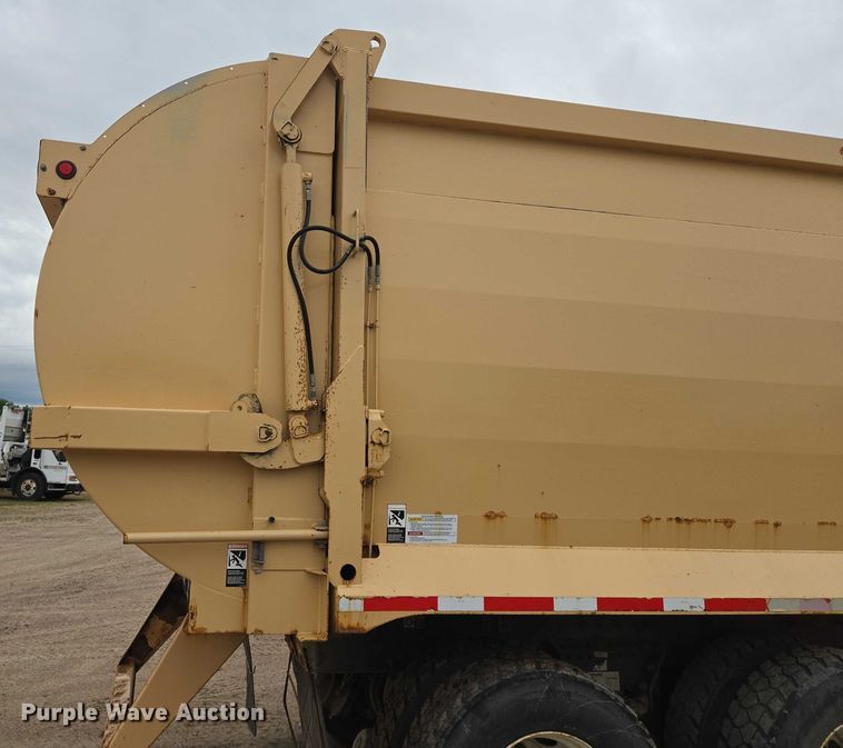 image for item ER5423 2014 Peterbilt 320 refuse truck