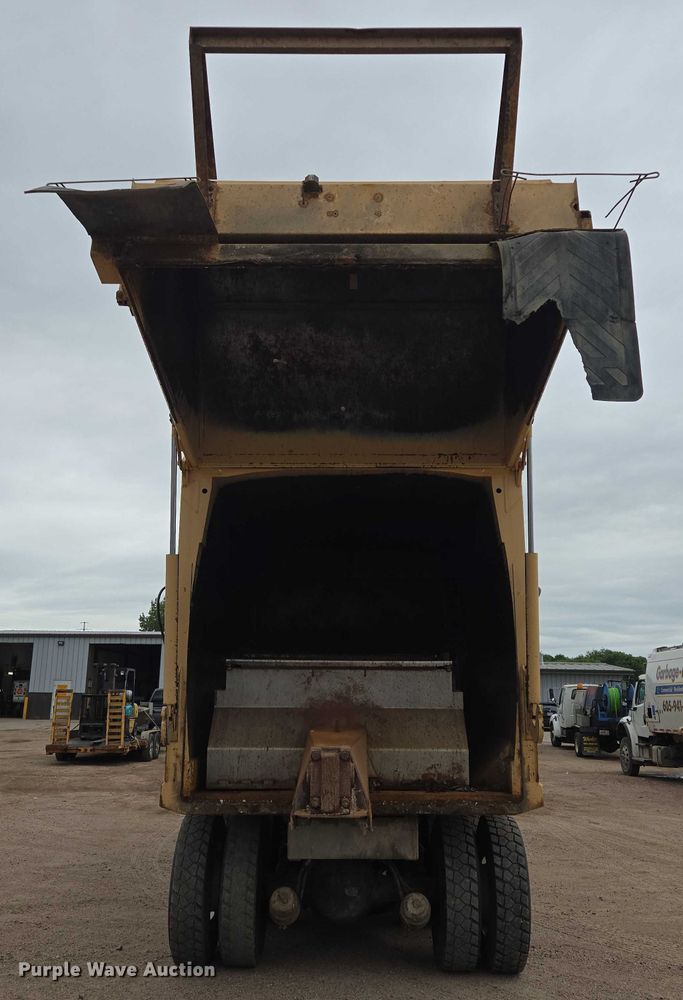 image for item ER5423 2014 Peterbilt 320 refuse truck