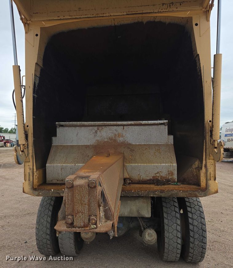 image for item ER5423 2014 Peterbilt 320 refuse truck