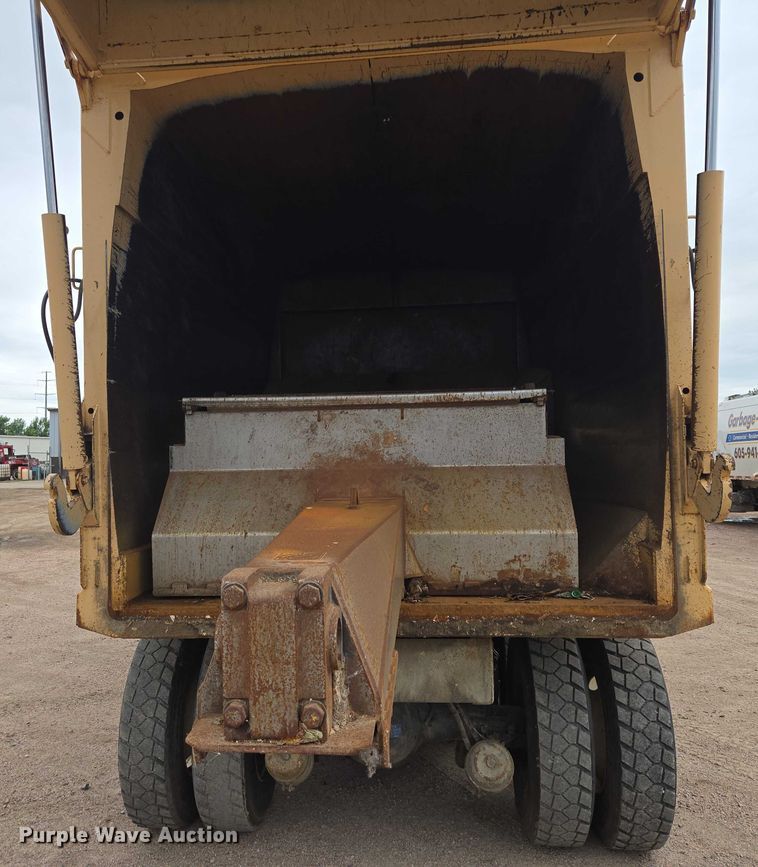 image for item ER5423 2014 Peterbilt 320 refuse truck