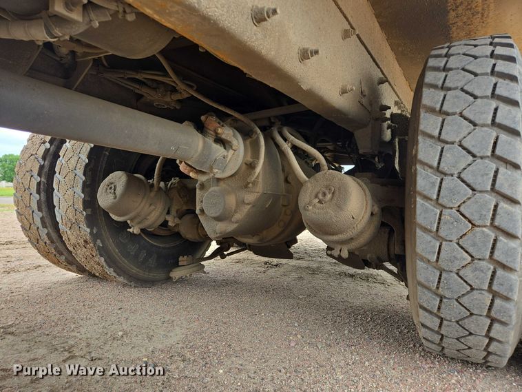 image for item ER5423 2014 Peterbilt 320 refuse truck