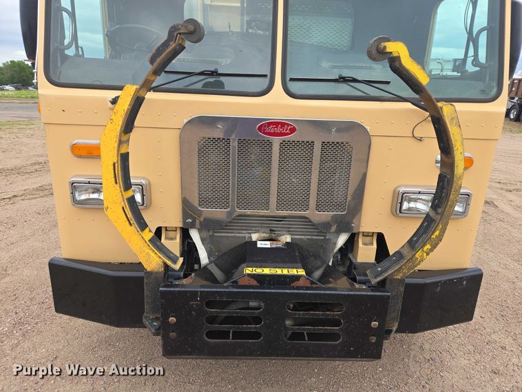 image for item ER5423 2014 Peterbilt 320 refuse truck