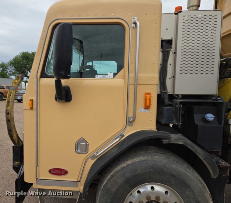 image for item ER5423 2014 Peterbilt 320 refuse truck