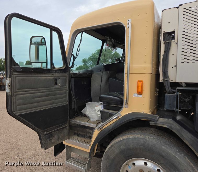 image for item ER5423 2014 Peterbilt 320 refuse truck