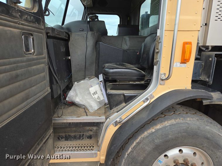 image for item ER5423 2014 Peterbilt 320 refuse truck