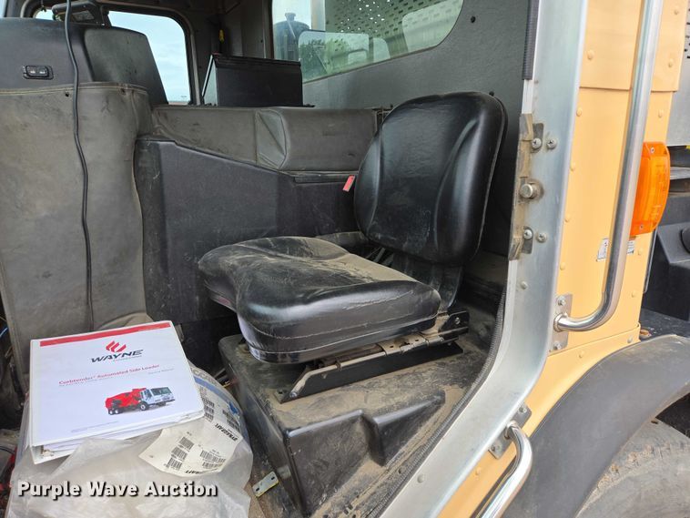 image for item ER5423 2014 Peterbilt 320 refuse truck