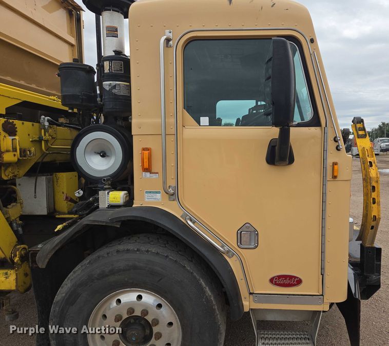 image for item ER5423 2014 Peterbilt 320 refuse truck