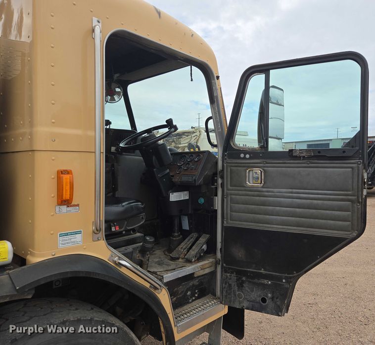 image for item ER5423 2014 Peterbilt 320 refuse truck