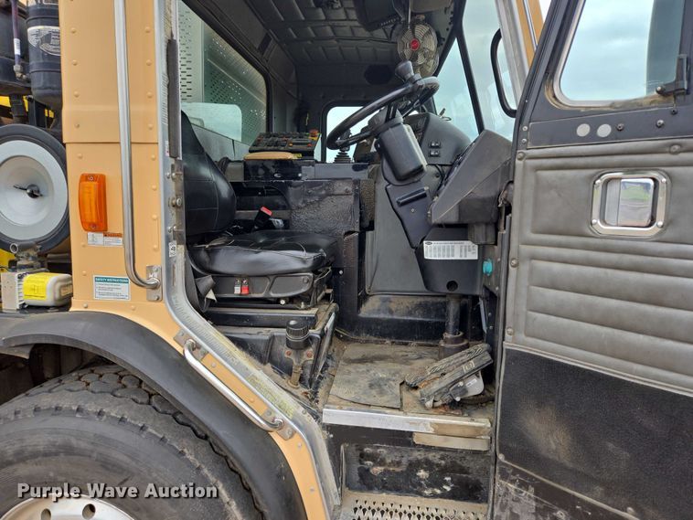 image for item ER5423 2014 Peterbilt 320 refuse truck