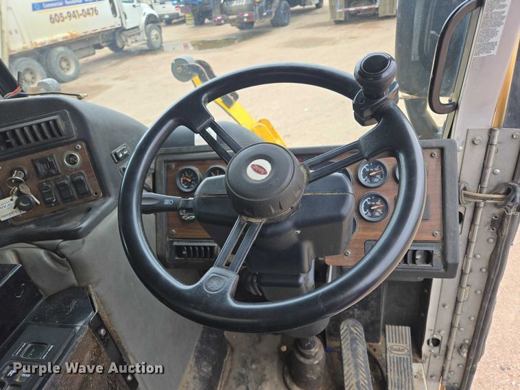 image for item ER5423 2014 Peterbilt 320 refuse truck