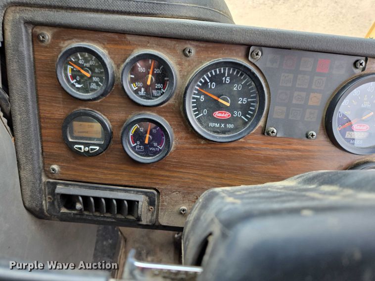 image for item ER5423 2014 Peterbilt 320 refuse truck