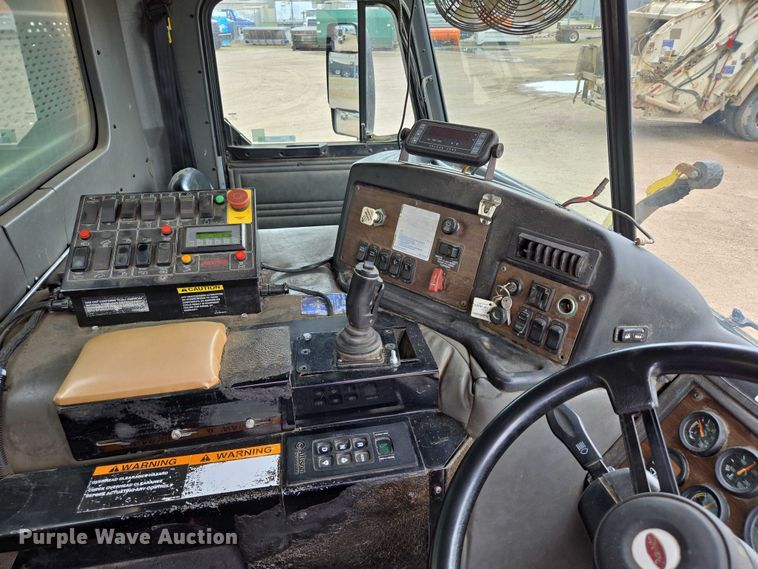 image for item ER5423 2014 Peterbilt 320 refuse truck