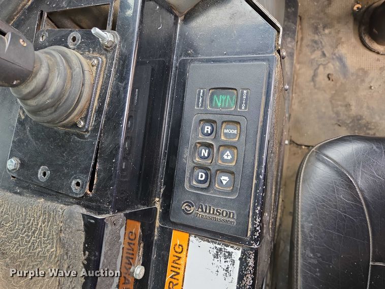 image for item ER5423 2014 Peterbilt 320 refuse truck