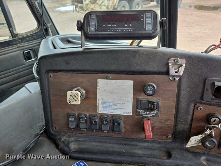 image for item ER5423 2014 Peterbilt 320 refuse truck