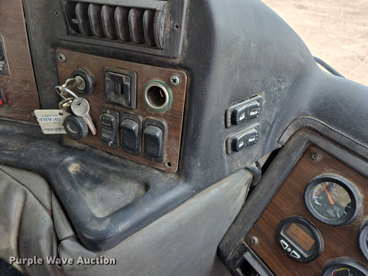 image for item ER5423 2014 Peterbilt 320 refuse truck