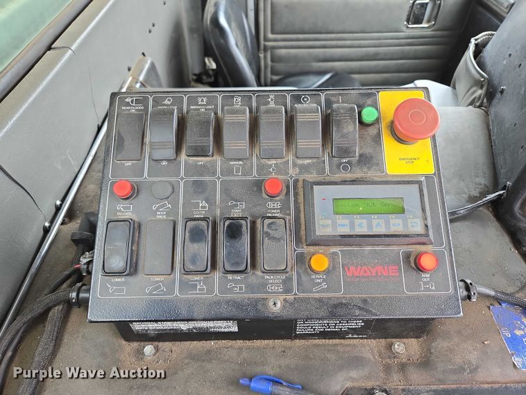 image for item ER5423 2014 Peterbilt 320 refuse truck