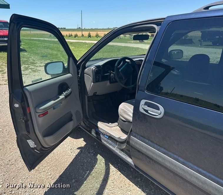 image for item NE9838 2000 Chevrolet Venture LS  van