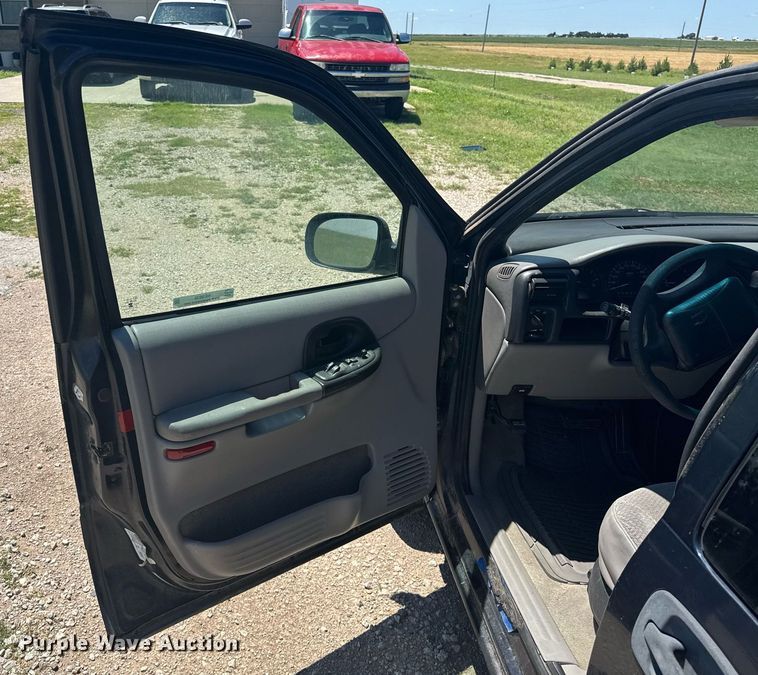 image for item NE9838 2000 Chevrolet Venture LS  van