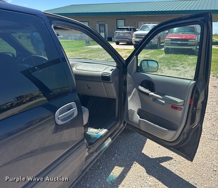 image for item NE9838 2000 Chevrolet Venture LS  van