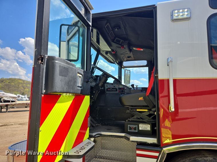 image for item YA0468 2000 Pierce pumper fire truck