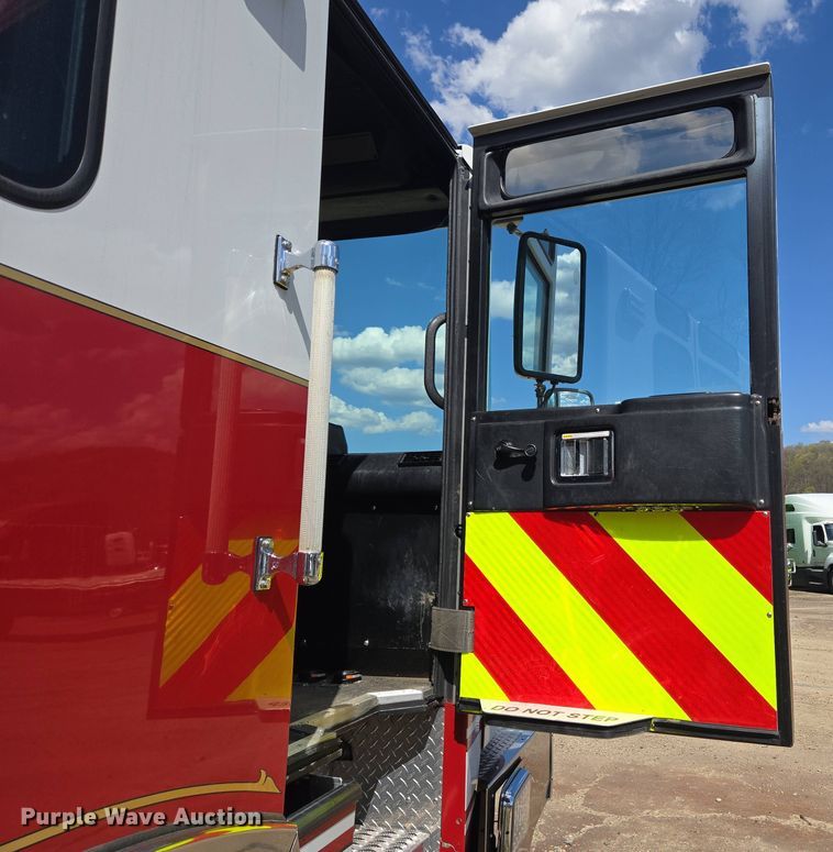 image for item YA0468 2000 Pierce pumper fire truck