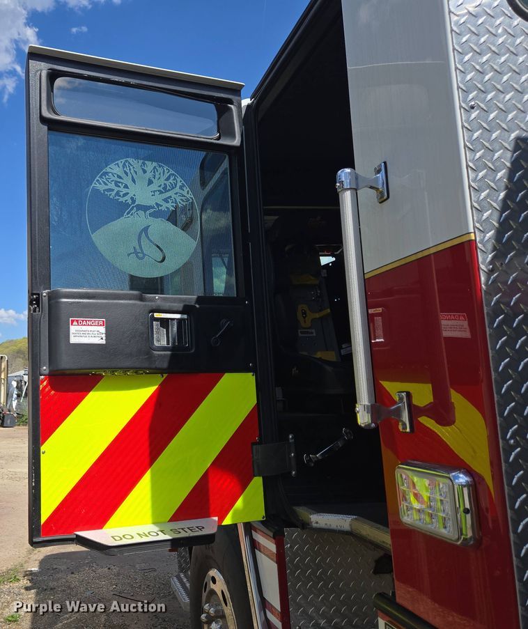 image for item YA0468 2000 Pierce pumper fire truck