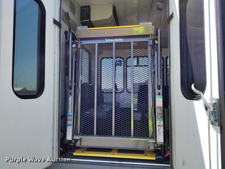 image for item YA0635 2022 Ford E450 shuttle bus