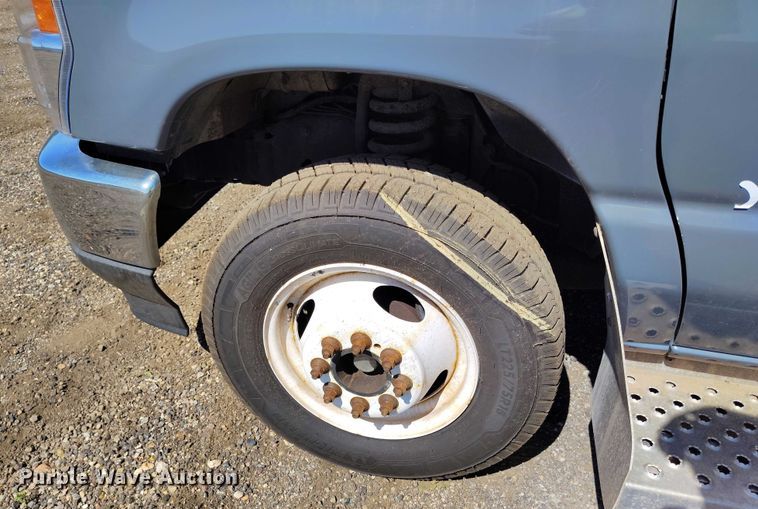 image for item YA0636 2022 Ford E450 shuttle bus