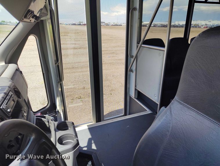 image for item YA0637 2022 Ford E450 shuttle bus