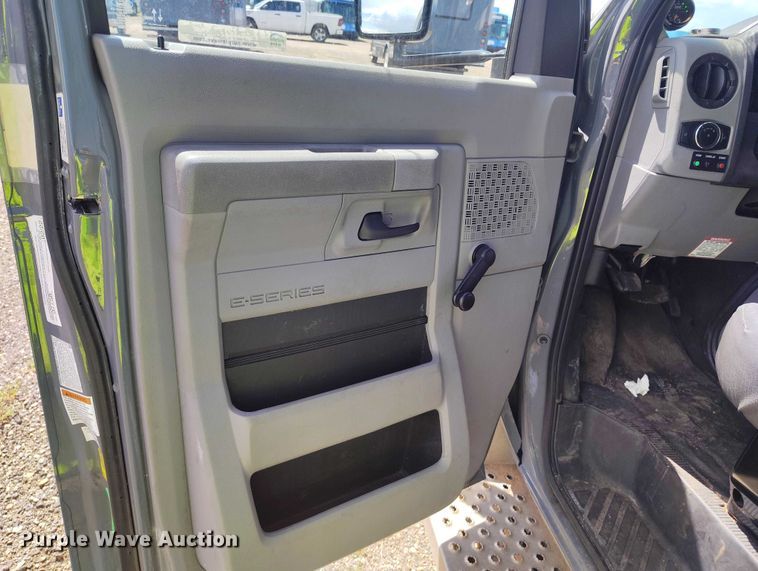 image for item YA0637 2022 Ford E450 shuttle bus